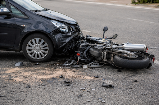 Spezialisiertes Motorrad-Gutachten und Zweirad-Schadengutachten Kollision zwischen Auto und Motorrad auf der Straße für ein Motorrad-Schadengutachten